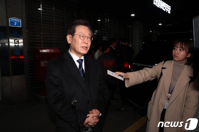 [사진] 이재명 '자정 넘겨 끝난 비공개 최고위'