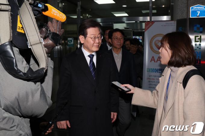 [사진] 자정 넘겨 최고위 끝낸 이재명 대표