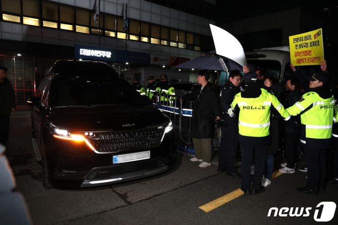 [사진] 당원들 항의 속 당사 나서는 이재명 대표 탑승 차량