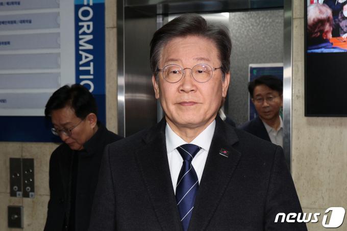 [사진] 자정 넘어 비공개 최고위 마친 이재명 대표