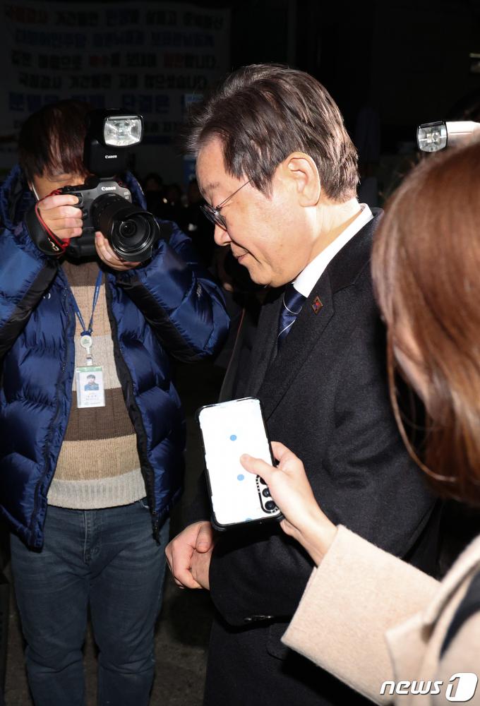 [사진] 당사 나서는 이재명 대표