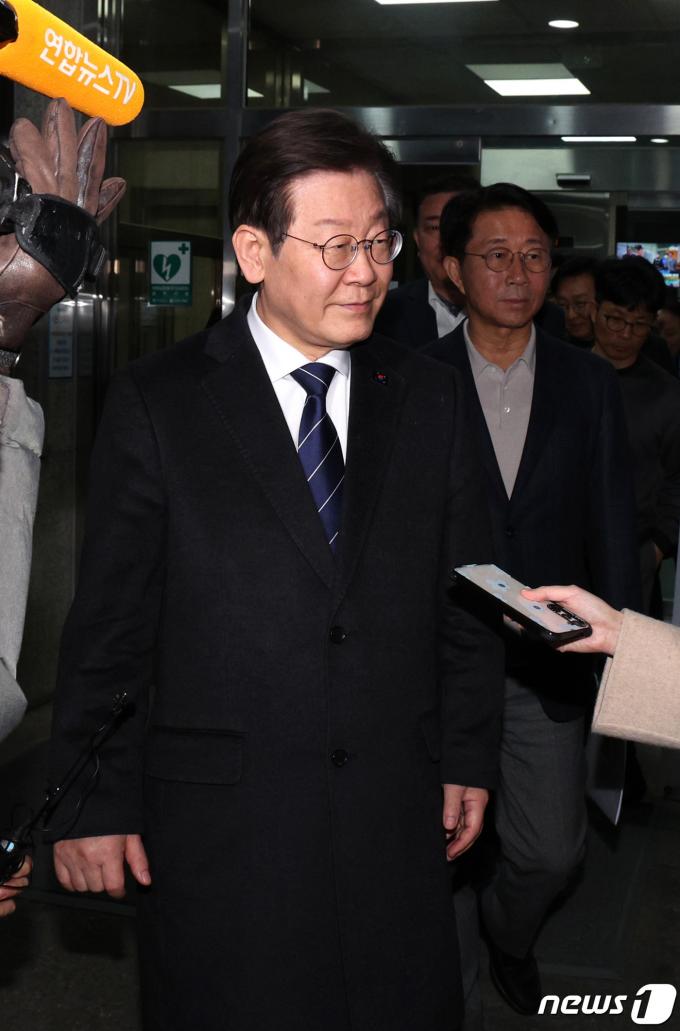 [사진] 자정 넘어 끝난 끝난 민주당 최고위