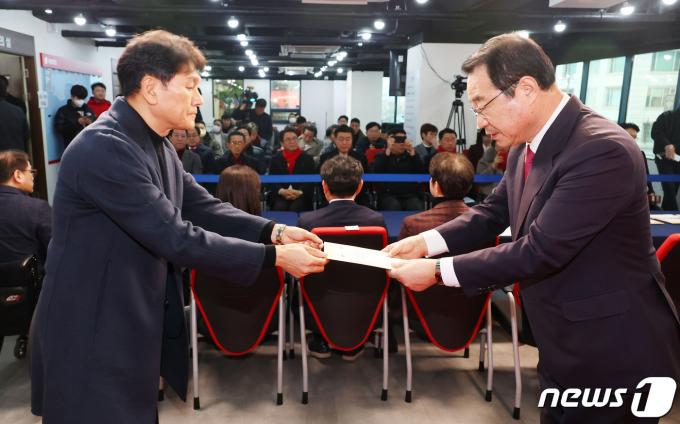 정영환 국민의힘 공천관리위원장(오른쪽)이 25일 오후 서울 여의도 중앙당사에서 여론조사 기관 관계자로부터 경선 여론조사 결과가 담긴 서류를 전달받고 있다. (공동취재) 2024.2.25/뉴스1 ⓒ News1 구윤성 기자