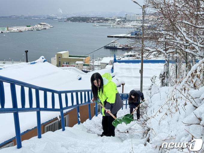 강원 산지와 동해안을 중심으로 많은 눈이 내린 23일 동해시 묵호동 산재골 일대에서 제설작업이 진행되고 있다. (동해시 제공) 2024.2.23/뉴스1 ⓒ News1 윤왕근 기자