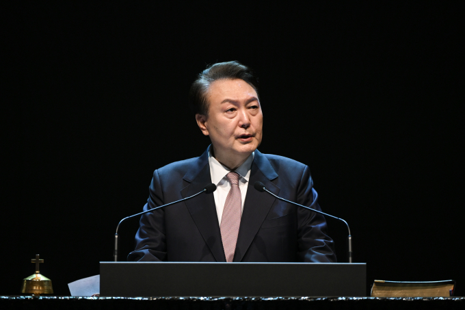 윤석열 대통령 지지율이 41.9%를 기록했다. 사진은 윤 대통령이 지난 25일 수원 아이엠센터에서 열린 3.1절 기념 예배에 참석해 인사말을 하는 모습. /사진=뉴시스(대통령실 제공) 