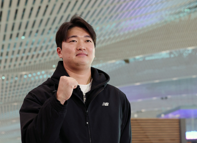 미국 프로야구 메이저리그 샌디에이고 고우석이 연습경기에서 1실점을 했다. 사진은 지난 9일 고우석이 미국으로 출국하기 전 인천국제공항에서 취재진을 향해 포즈를 취하고 있다. /사진= 뉴스1