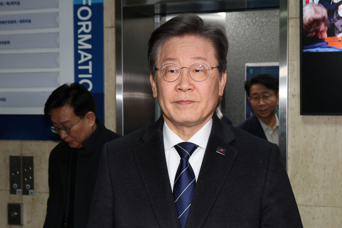 26일 이재명 더불어민주당 대표가 '비명계'(비이재명계) 공천 학살 논란에 대해 "불가피한 부분"이라며 "시스템 공천을 하고 있다"고 밝혔다. 사진은 이 대표가 26일 비공개 최고위원회의를 마친 후 서울 여의도 중앙당사를 나서는 모습. /사진=뉴스1