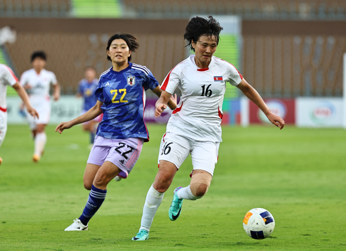 북한 여자축구 대표팀이 2024 파리올림픽 아시아 최종예선 2차전을 치르기 위해 일본에 입국했다. 사진은 지난 24일(한국시각) 사우디아라비아 제다에서 치러진 파리올림픽 아시아 여자축구 최종예선 1차전에서 북한과 일본이 맞붙고 있는 모습. /사진=로이터
