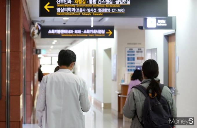의료계와 정부 사이의 갈등에 의대 교수들이 중재자 역할을 자처하고 나섰다. 사진은 서울 한 대학병원의 모습. /사진=임한별 기자