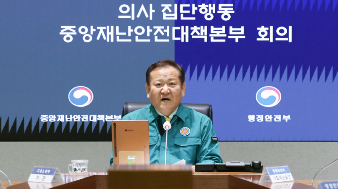 이상민 행정안전부 장관이 26일 의사 집단행동 중앙재난안전대책본부(중대본) 회의에서 의대 정원 증원에 반발하며 현장을 떠난 의사들에게 의료계로 돌아올 것을 호소했다. 사진은 이날 중대본 회의에서 발언하는 이 장관. /사진=뉴스1
