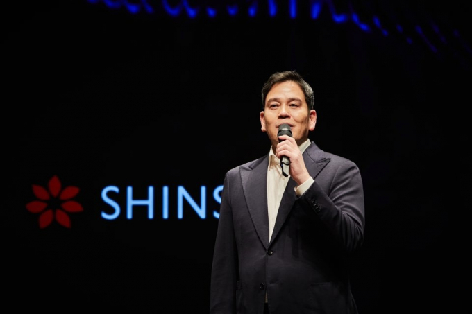 정용진 신세계그룹 부회장이 신입사원 선발 및 교육 과정에 직접 참여하며 인재 경영을 강조했다. 정 부회장이 '신세계 남산'에서 열린 신입사원 수료식에 참석해 질의 응답을 하고 있다. /사진=신세계그룹