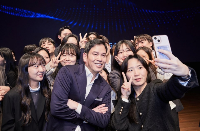 정용진 신세계그룹 부회장이 '신세계 남산'에서 열린 신입사원 수료식에 참석해 신입사원과 셀카를 함께 찍고 있다. /사진=신세계그룹