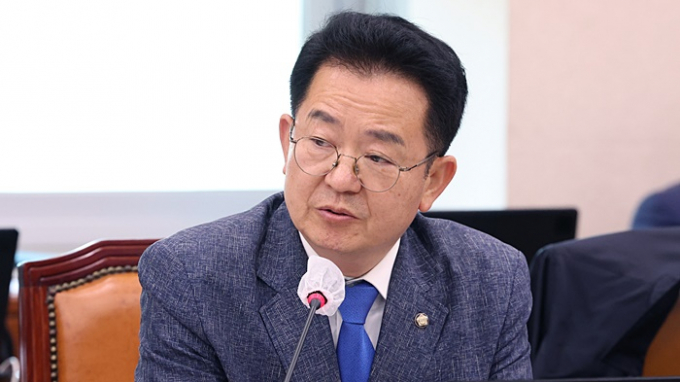 광주 광산갑 이용빈 더불어민주당 의원이 26일 경선에서 마주하는 박균택 전 광주고검장을 향해 "고검장 출신 정치신인 가산점 20% 적용은 국민적 요구를 무시하는 행위"라고 겨냥했다. 사진은 지난해 10월 20일 이용빈 의원이 국정감사에서 질의를 하고 있는 모습. /사진=뉴스1