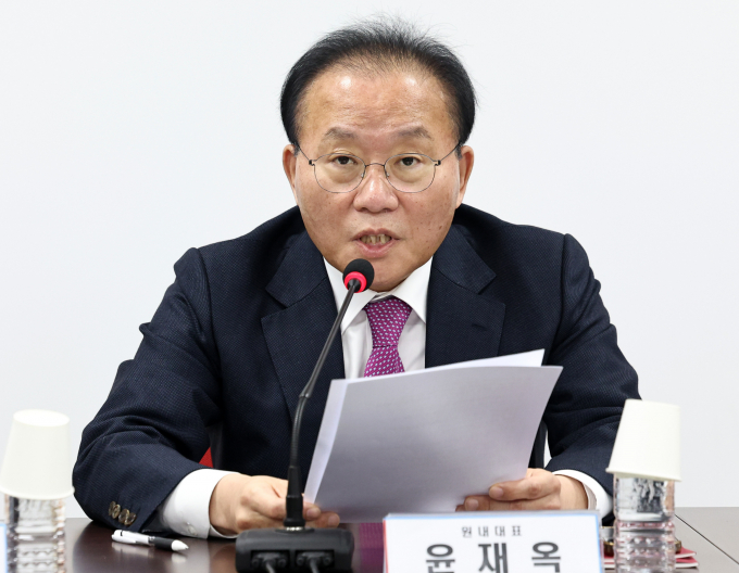 26일 윤재옥 국민의힘 원내대표가 의원 정원 확대에 대해 "민주당에서 의원 정원 확대와 관련해 또다시 음모론을 들고 나왔다"고 말했다. 사진은 윤 원내대표가 26일 서울 여의도 중앙당사에서 열린 비대위회의에서 발언하는 모습. /사진=뉴스1