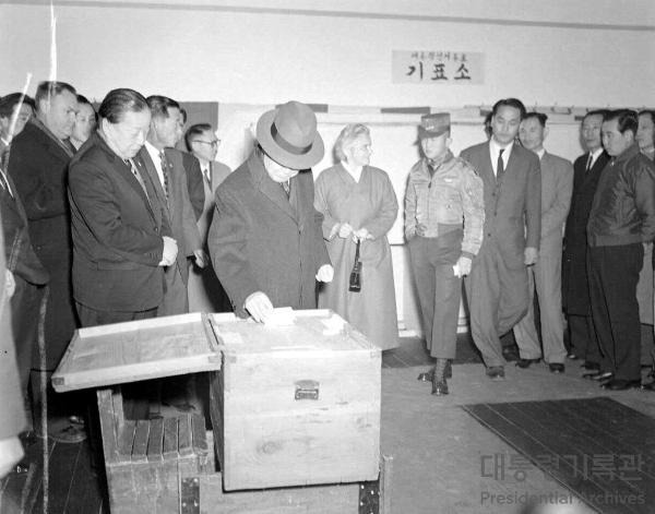 1960년 2월28일 대구에서 학생들의 시위가 일어났다. 사진은 1960년 부통령 선거에 투표하는 이승만 대통령의 모습. /사진=대통령기록관