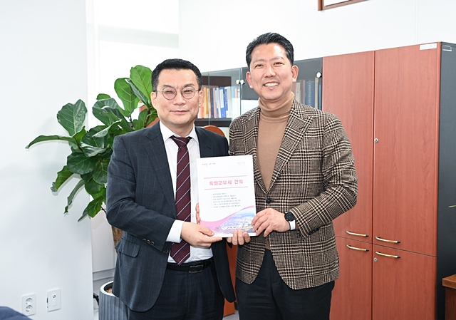 김장호 구미시장(오른쪽)이 한순기 행안부 지방재정국장(왼쪽)에게 지역 현안을 담은 요청서를 전달하고 있다./사진제공=경북 구미시