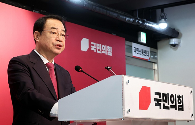 26일 국민의힘 공천관리위원회가 오는 4월 총선 후보로 권성동 의원과 조지연 전대통령실 행정관을 단수 추천했다. 사진은 정영환 국민의힘 공천관리위원장이 이날 오전 서울 여의도 중앙당사에서 제 13차 회의 결과를 발표하는 모습. /사진=뉴스1