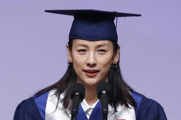 가수 이효리가 '짠한동생' 코미디언 정호철의 결혼식에서 오는 3월9일 축가를 부른다. 사진은 이효리가 지난 14일 서울 성북구 국민대학교에서 열린 '2023학년도 학위수여식'에서 후배들을 위해 축사를 하는 모습. /사진=뉴스1