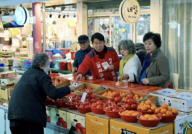 권영진 국민의힘 대구 달서 병 국회의원 예비후보가 지난 23일 달서시장에서 장보기 행사를 하고 있다./사진제공=권영진 국민의힘 대구 달서 병 국회의원 예비후보 선거사무소