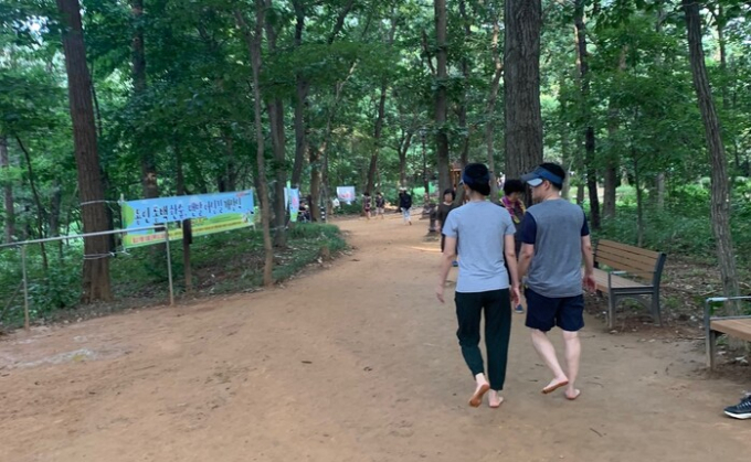 용인특례시가 올해 14곳에 맨발길을 새로 조성한다. 사진은 기흥구 한숲근린공원 맨발길. / 사진제공=용인특례시