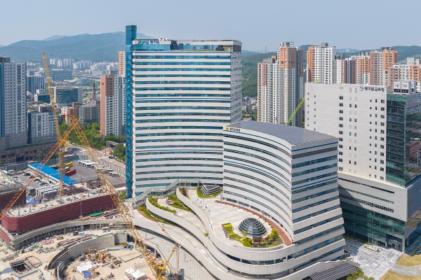 경기도가 의료급여 사례 관리로 5년간 의료급여진료비 1126억원 절감하는 효과를 얻었다. 사진은 경기도 광교청사 전경. / 사진제공=경기도
