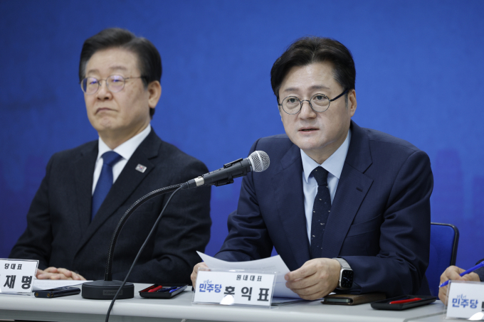 홍익표 더불어민주당 원내대표가 오는 29일 본회의에서 선거구 확정이 이뤄져야 함을 강조했다. 사진은 홍 원내대표(오른쪽)가 26일 인천 남동구 민주당 인천시당에서 열린 현장 최고위원회의에 참석해 모두 발언을 하는 모습. /사진=뉴스1