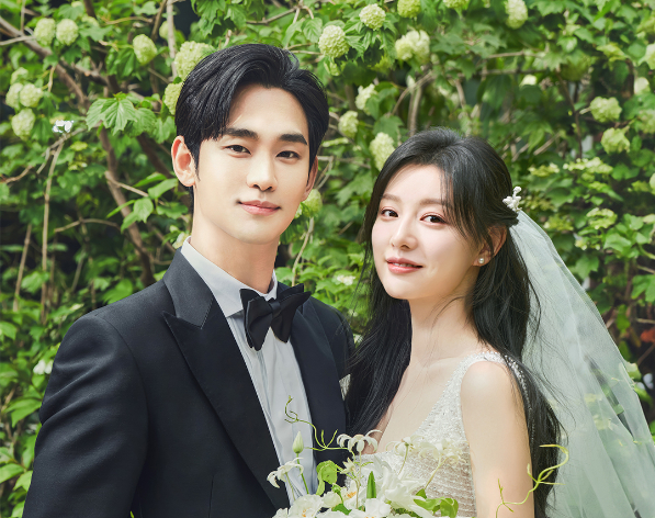 김수현, 김지원 부부의 설렘 가득한 웨딩 사진이 공개됐다. /사진=tvN 제공