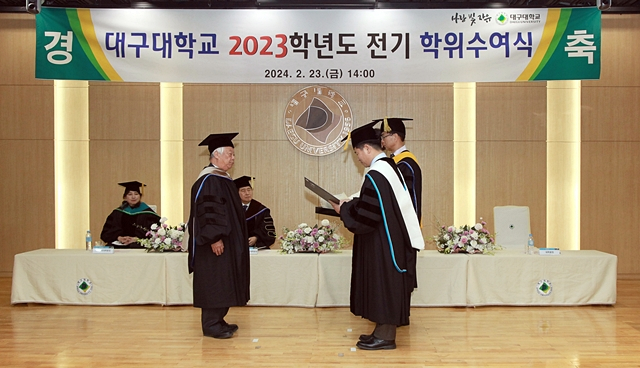 23일 대구대 2023학년도 전기 학위수여식에서 박순진 총장이 우대일 대영농원 회장(왼쪽)에게 명예경영학박사 학위를 수여하고 있다./사진제공=대구대학교