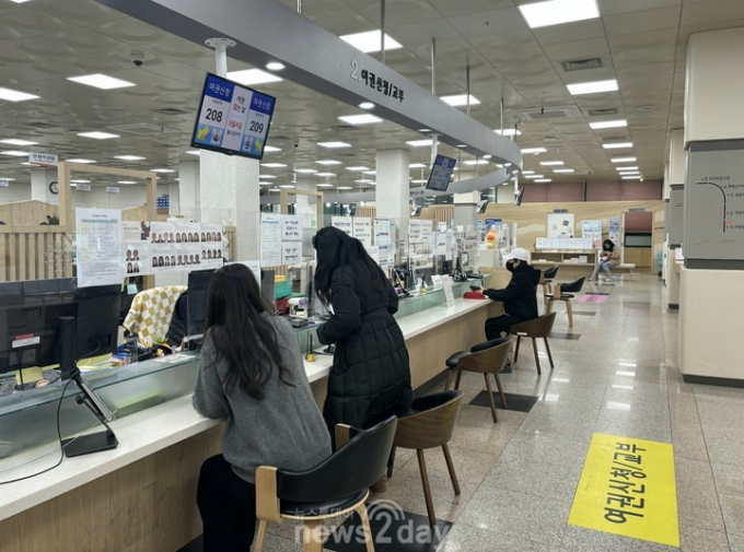 지능형 민원상담의 선진화 모범 사례로 평가받는 화성시(시장 정명근) 인공지능 기반(AI) 민원상담 서비스를 벤치마킹하기 위한 타 지자체의 방문이 이어지고 있다. 사진은 행안부와 국민권익위원회가 주관한 '2023년 민원서비스 종합평가'에서 3년 연속 최우수기관으로 선정된 화성시 민원실 전경. / 사진제공=화성시