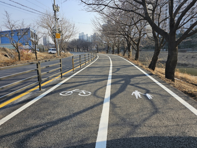 김포시는 도심지의 주요하천인 가마지천, 나진포천, 계양천, 굴포천을 중심으로 김포 곳곳의 관광지, 녹지공간을 연계 둘레길을 코스로 한 수변길을 조성해 나갈 계획이다. 사진은 정비된 계양천 산책로. / 사진제공=김포시 