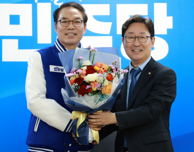 26일 더불어민주당이 박범계 민주당 의원(대전 서구을)을 중앙당 선거관리위원장으로 선임했다. 사진은 박 의원(오른쪽)이 지난 23일 서울 영등포구 중앙당사에서 열린 인재영입식에서 정한중 한국외대 법학전문대학원 교수에게 꽃다발을 전하는 모습. /사진=뉴시스