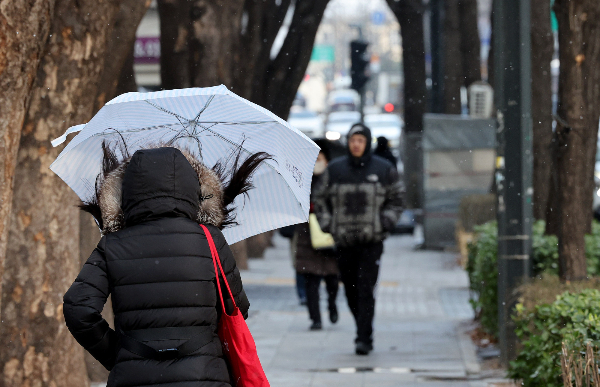 오는 27일 전국이 흐리고 눈·비가 오는 지역이 있을 것으로 보인다. 사진은 바람이 많이 부는 날 거리를 걷는 시민들의 모습. / 사진=뉴스1