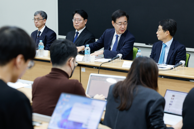 신찬수 한국의과대학·의학전문대학원협회(KAMC) 이사장이 지난 19일 오후 서울 종로구 서울대학교 의과대학 교육관에서 의대 입학정원 증원에 대한 전국 40개 의과대학·의학전문대학원장 성명서를 발표한 뒤 취재진 질문을 들으며 대화하고 있다. /사진=뉴스1