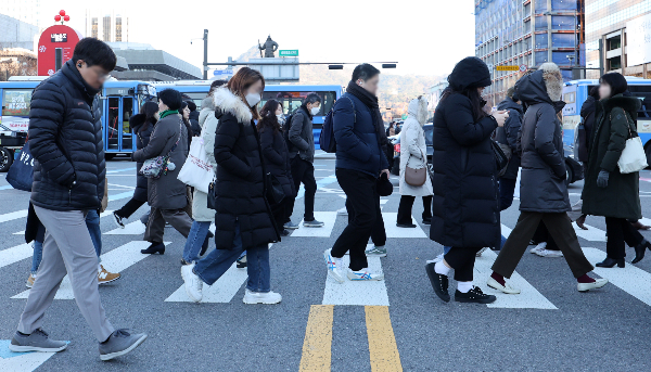 27일 전국이 흐리고 강한 바람과 함께 눈·비가 오는 지역이 있을 것으로 보인다. 사진은 방한 용품을 착용하고 길을 걷은 시민들의 모습. / 사진=뉴스1