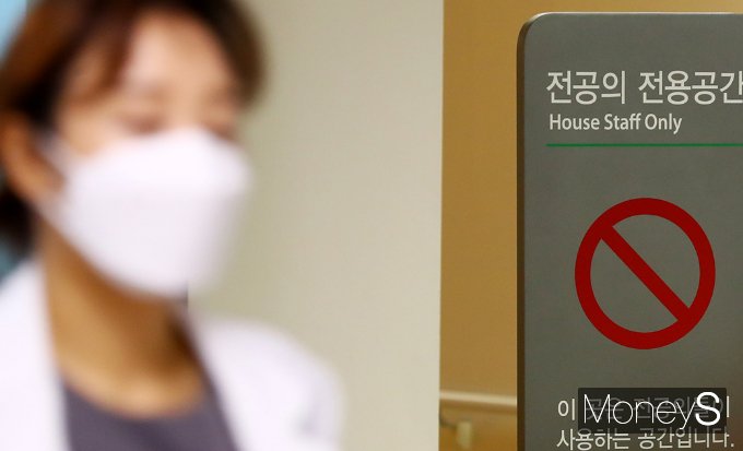 집단으로 사직서를 낸 전공의들 가운데 병역 미필자는 퇴직 처리되면 내년 3월 입영해야 한다. 지난 21일 서울 한 대형병원에 '전공의 전용공간' 안내가 세워져 있다. /사진=임한별 기자