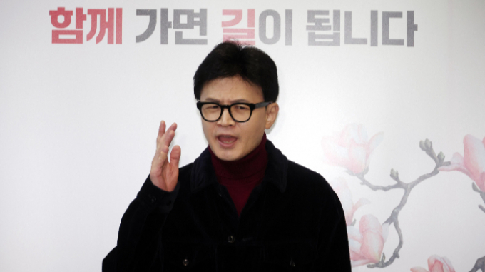 국민의힘이 공연·스포츠 등 암표 및 매크로 프로그램 근절을 위해 총선 15호공약을 공개했다. 사진은 한동훈 국민의힘 비상대책위원장이 26일 오전 서울 여의도 국민의힘 중앙당사 로비에서 취재진의 질문에 답변하는 모습. /사진=뉴시스