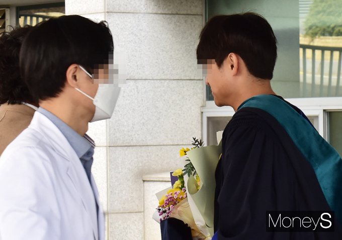 [머니S픽] 의료계 집단행동 확산… 전국 의대 졸업생 '인턴 포기' 속출