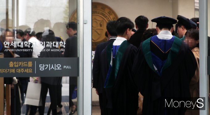 [머니S픽] 의료계 집단행동 확산… 전국 의대 졸업생 '인턴 포기' 속출