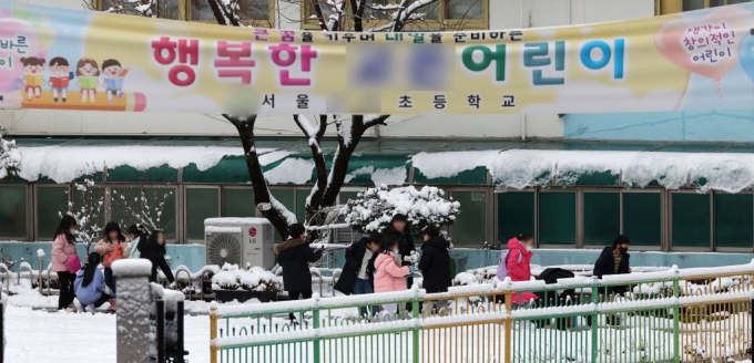 오는 3월 새학기 입학을 앞둔 취학대상아동 중 116명의 아동의 소재가 확인되지 않았다. 사진은 지난해 3월 서울의 한 초등학교로 학생들이 등교하는 모습. /사진= 뉴스1