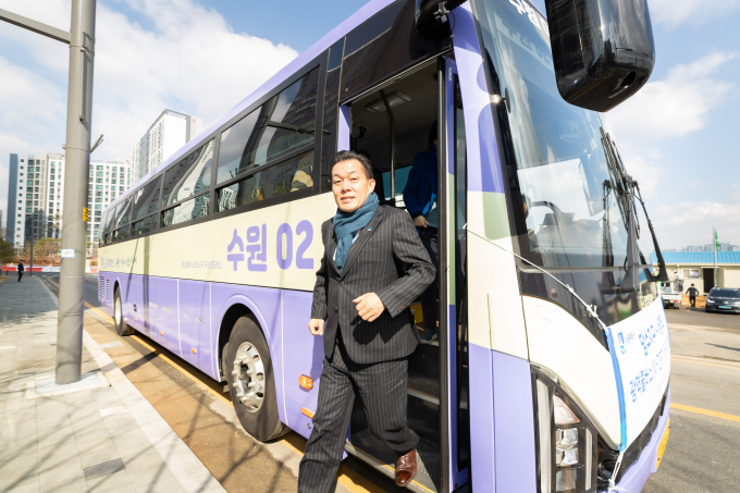 이재준 수원시장이 광역콜버스에서 내리고 있다. / 사진제공=수원특례시 