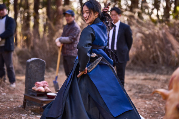 지난 22일 개봉해 흥행 중인 영화 '파묘'(감독 장재현)의 배우 김고은이 작품 관련해 다양한 소감을 전했다. 사진은 '파묘' 속 '화림'역을 맡은 배우 김고은의 모습. /사진=뉴시스