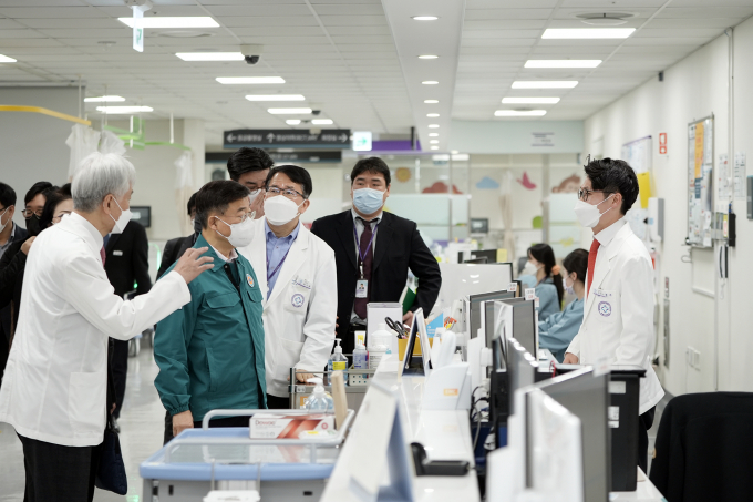 보건의료재난 위기 경보가 최고 단계인 '심각'으로 격상된 가운데 신상진 성남시장(왼쪽 두번째)은 26일 오전 성남시의료원을 찾아 비상진료체계를 점검하고 의료진들을 격려했다. / 사진제공=성남시
