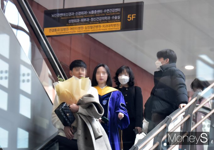 [머니S포토] 의대 졸업생 인턴 포기 속출, 의사 집단행동 확산되나