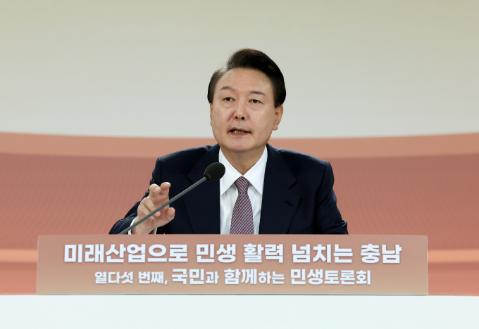 26일 진행된 15차 민생토론회에서 윤석열 대통령이 전국 국사시설보호구역을 해제하겠다고 밝혔다. 사진은 윤 대통령이 26일 충남 서산비행장에서 '미래산업으로 민생 활력 넘치는 충남'을 주제로 열린 민생토론회에서 발언하는 모습. /사진=뉴시스