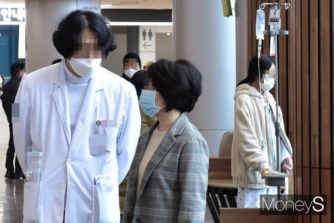 전공의에 이어 전임의마저 이탈 움직임을 보이고 있어 의료대란 사태가 장기화할 것으로 보인다. 지난 21일 서울 한 대형병원 내부. /사진=임한별 기자