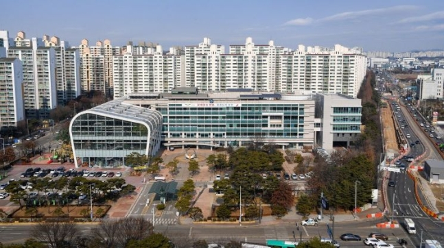 오산시가 관내 소상공인 경쟁력 향상 및 지역경제 활성화를 위해 빈 점포 창업지원 사업을 운영한다. 사진은 오산시청사 전경. / 사진제공=오산시