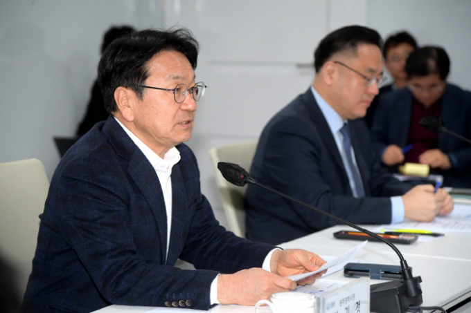 강기정 광주광역시장이 26일 오전 시청 소회의실에서 열린 ‘2024년도 걷고 싶은 길 분야 업무보고회’에 참석해 관련정책을 논의하고 있다./사진=광주시 