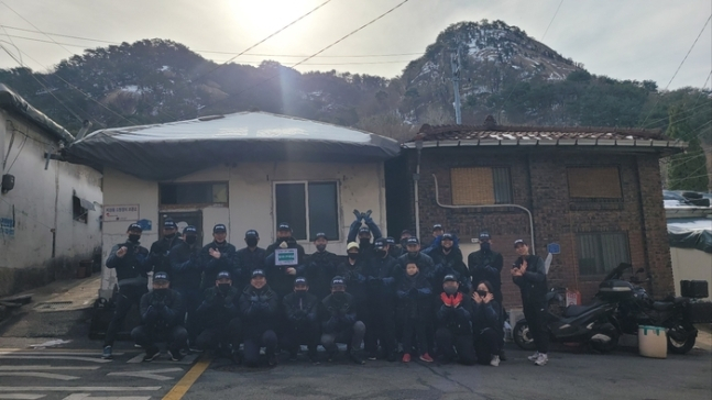 연탄 배달 봉사 활동에 참가한 핑 마니아 클럽 관계자들이 기념 촬영을 하고 있다. /사진= 삼양인터내셔날 핑골프