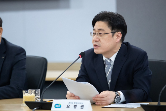 26일 오병권 행정1부지사가 경기도사회복지협의회(경기광역푸드뱅크)와 함께 도내 사회 취약계층의 따뜻한 밥상 차리기를 돕기 위해 KB국민은행으로부터 기부금 2억원을 전달받았다. / 사진제공=경기도