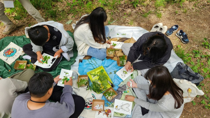 파주시와 파주교육청이 ‘미래교육협력지구’ 세부 사업의 일환으로 학생들이 야외에서 생태·환경교육을 실시하고 있다. / 사진제공=파주시